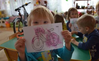 Przedszkolaki podróżują na rowerze